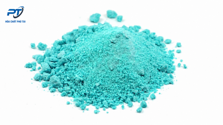 Ảnh cận cảnh Đồng(II) Clorua hoặc dung dịch CuCl₂ màu xanh.